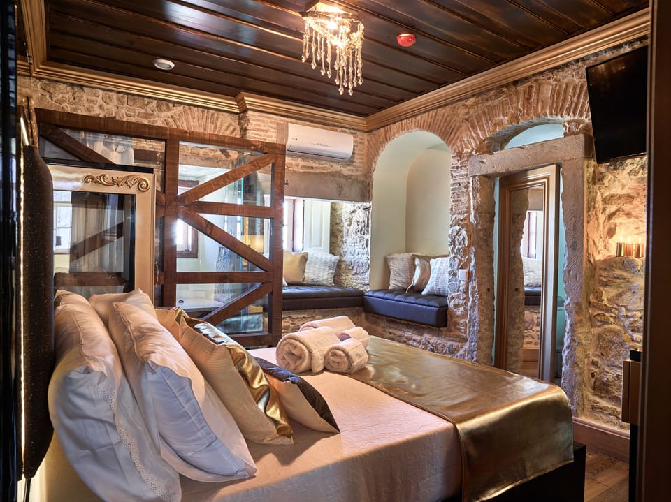 Deluxe Suite, City View | Premium bedding, minibar, individually decorated, individually furnished
