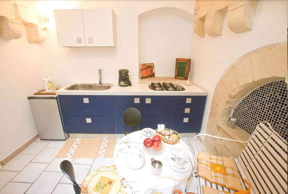 City Apartment, Multiple Beds, Non Smoking, Kitchen | Private kitchenette | Fridge, microwave, stovetop, coffee/tea maker