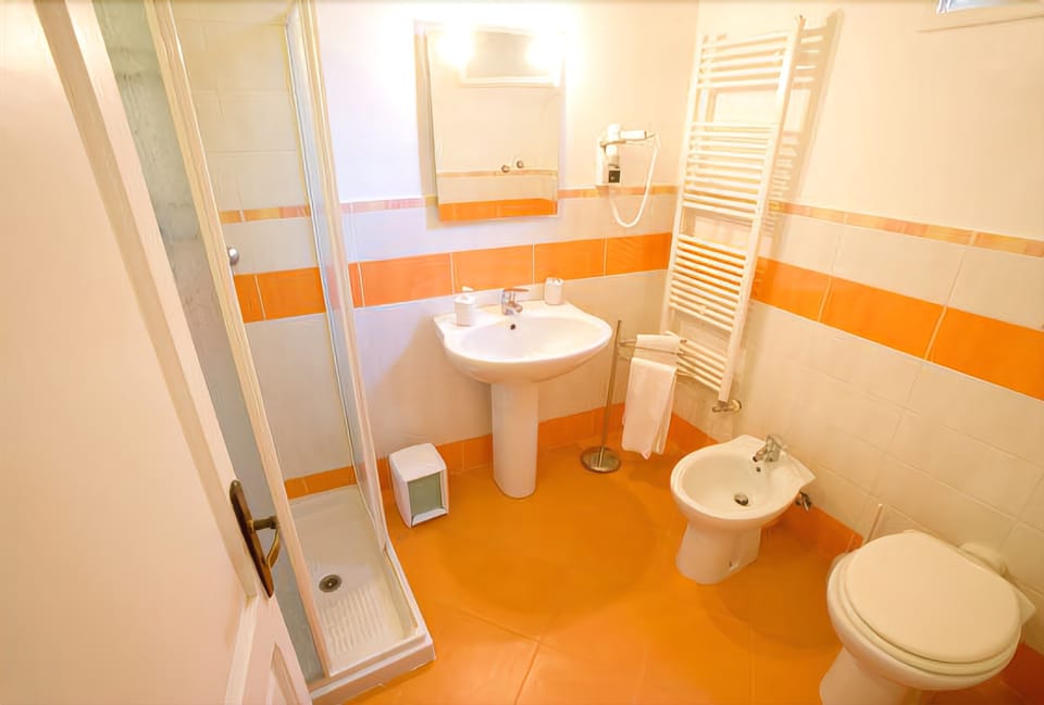 Comfort Suite, 1 Bedroom, Non Smoking, Kitchen | Bathroom | Shower, free toiletries, hair dryer, bidet