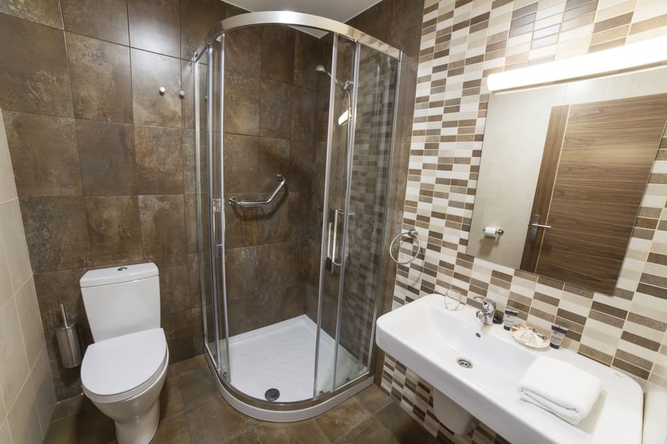 Standard Double or Twin Room | Bathroom | Shower, free toiletries, hair dryer (on request), towels