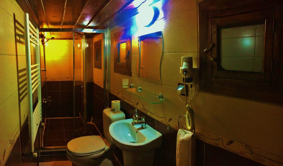 Economy Twin Room | Bathroom | Shower, hair dryer, slippers, towels