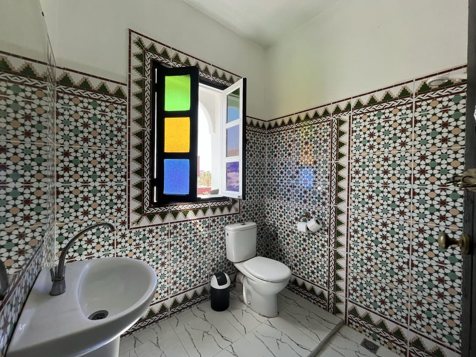 Twin Room | Bathroom | Shower, rainfall showerhead, free toiletries, towels