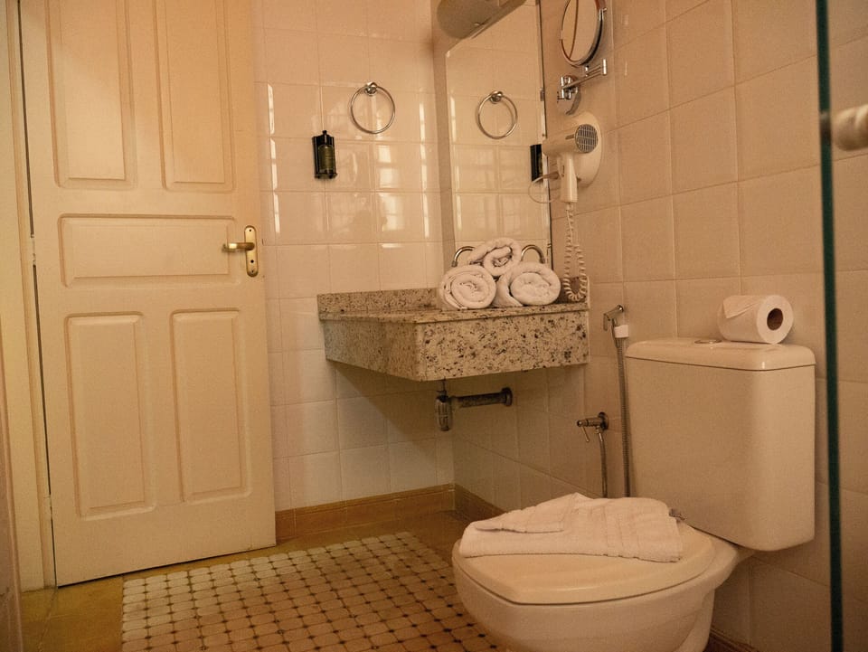 Executive Single Room, 1 Twin Bed | Bathroom | Shower, free toiletries, hair dryer, towels