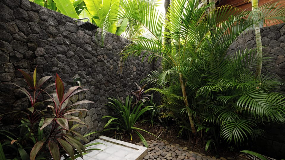Family Villa | Bathroom | Separate tub and shower, deep soaking tub, free toiletries, hair dryer