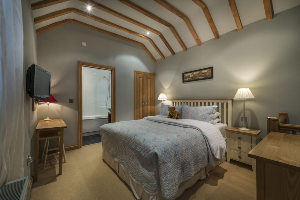 Deluxe Cottage | Desk, blackout drapes, iron/ironing board, free WiFi