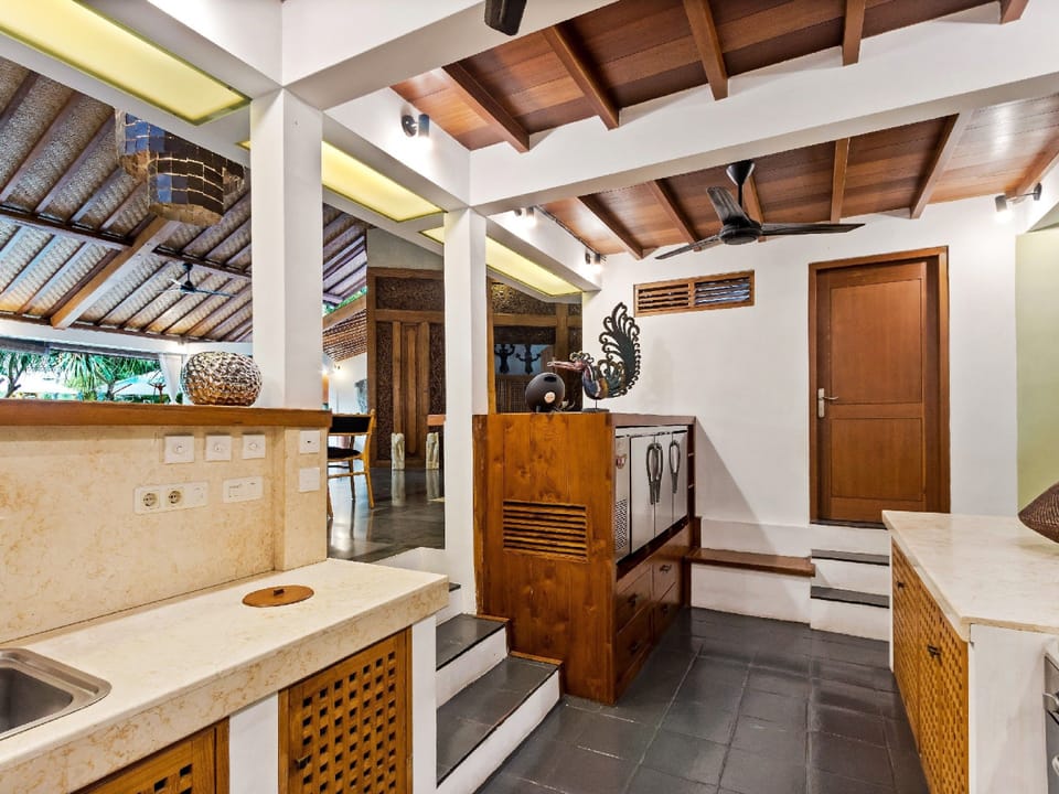 Family Villa | Private kitchen | Fridge, oven, stovetop, coffee/tea maker