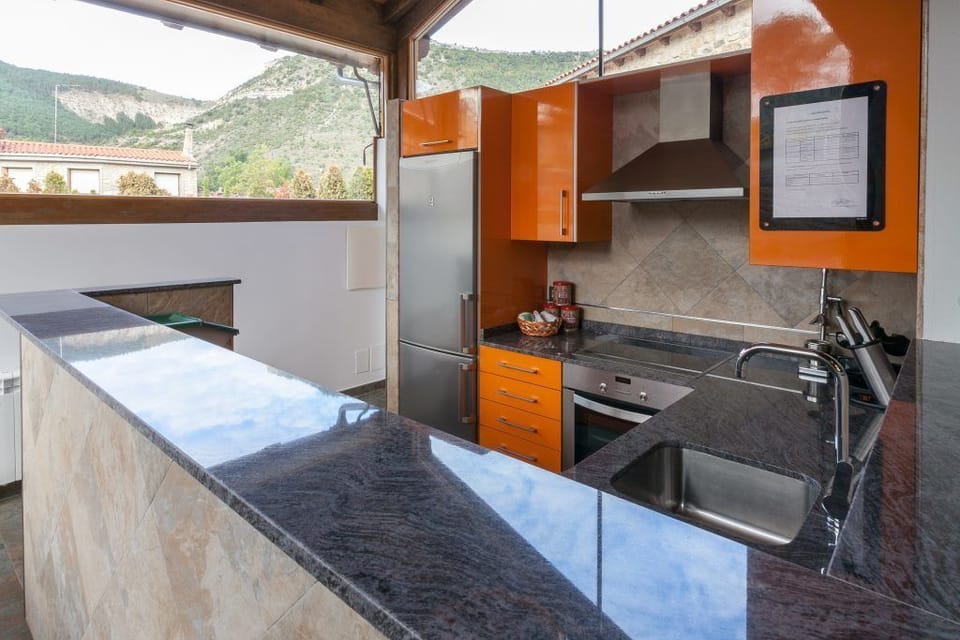 House, 3 Bedrooms (Duplex) | Private kitchen | Full-size fridge, microwave, oven, stovetop