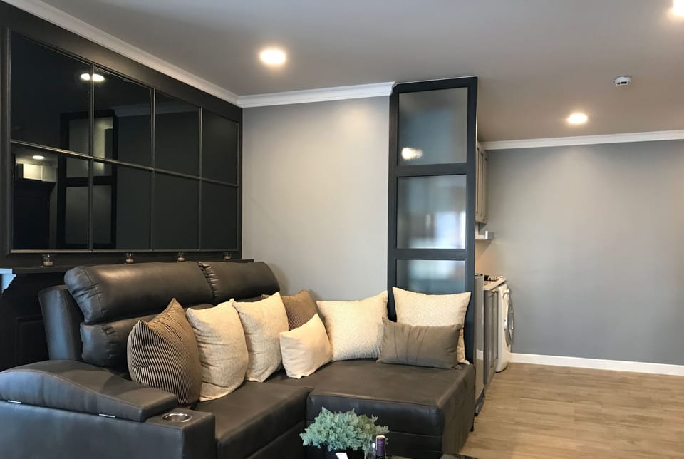 3-Bedroom Condo | Living area | 32-inch flat-screen TV with cable channels, TV