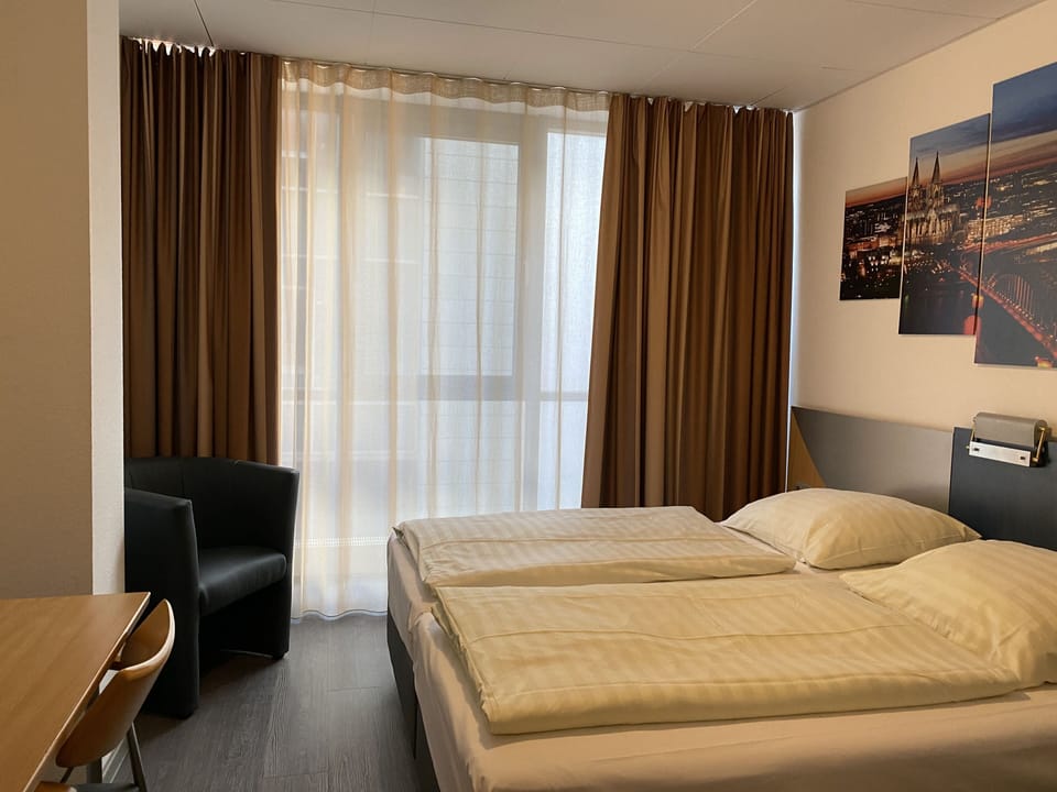 Double Room | In-room safe, desk, soundproofing, iron/ironing board