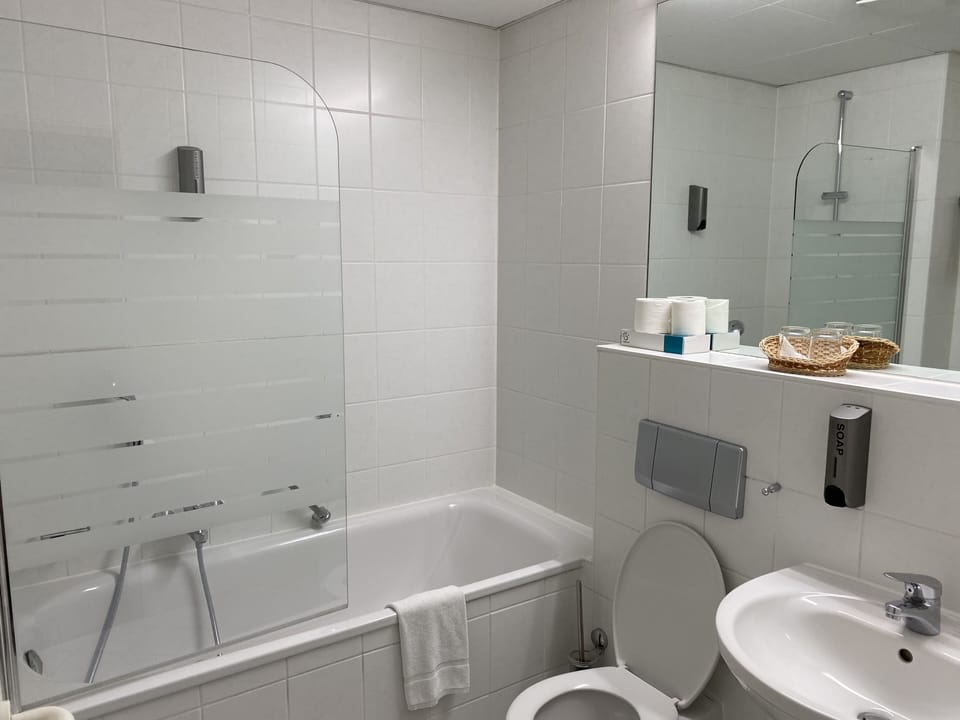 Triple Room | Bathroom | Free toiletries, hair dryer, towels