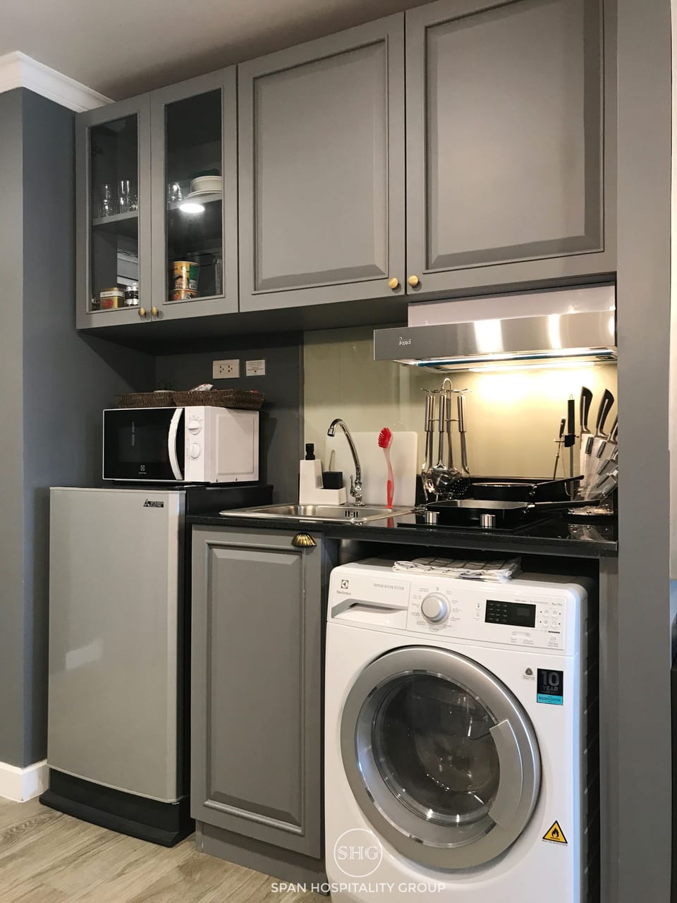 Studio | Private kitchenette | Fridge, microwave, stovetop, coffee/tea maker