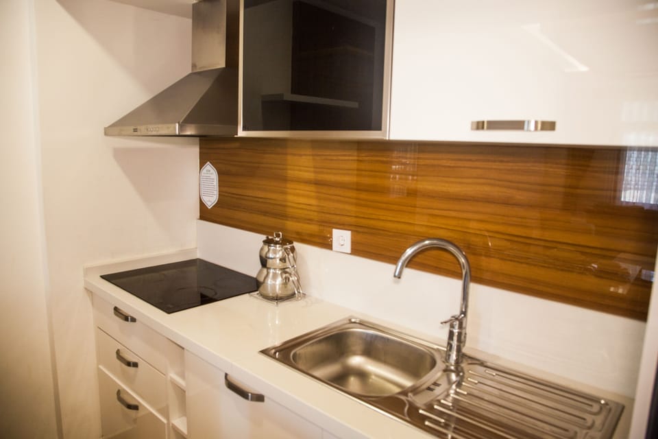 Full-size fridge, stovetop, cookware/dishes/utensils