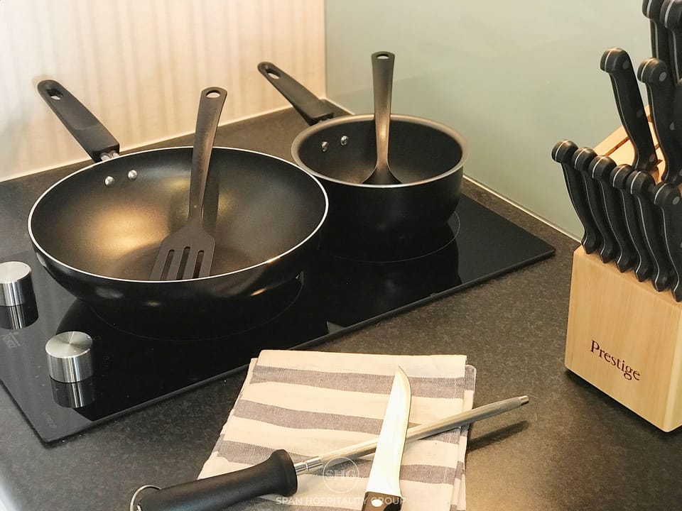 Studio | Private kitchenette | Fridge, microwave, stovetop, coffee/tea maker