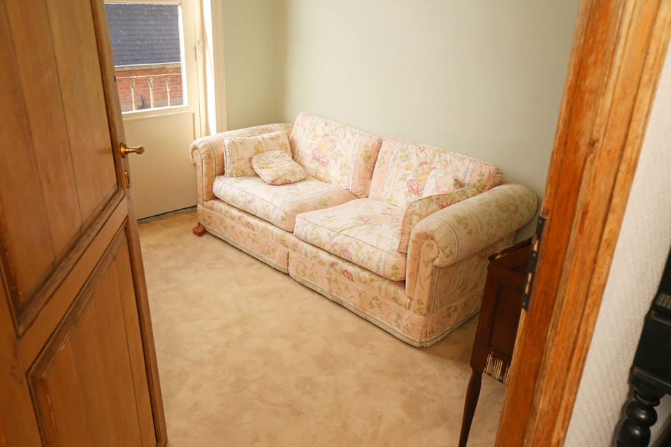 Grand House, 5 Bedrooms, Garden View | Living area | Books