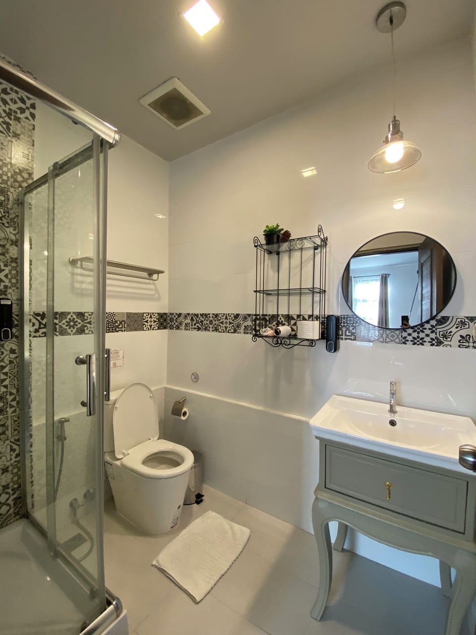 Deluxe Double Room | Bathroom | Shower, rainfall showerhead, free toiletries, hair dryer