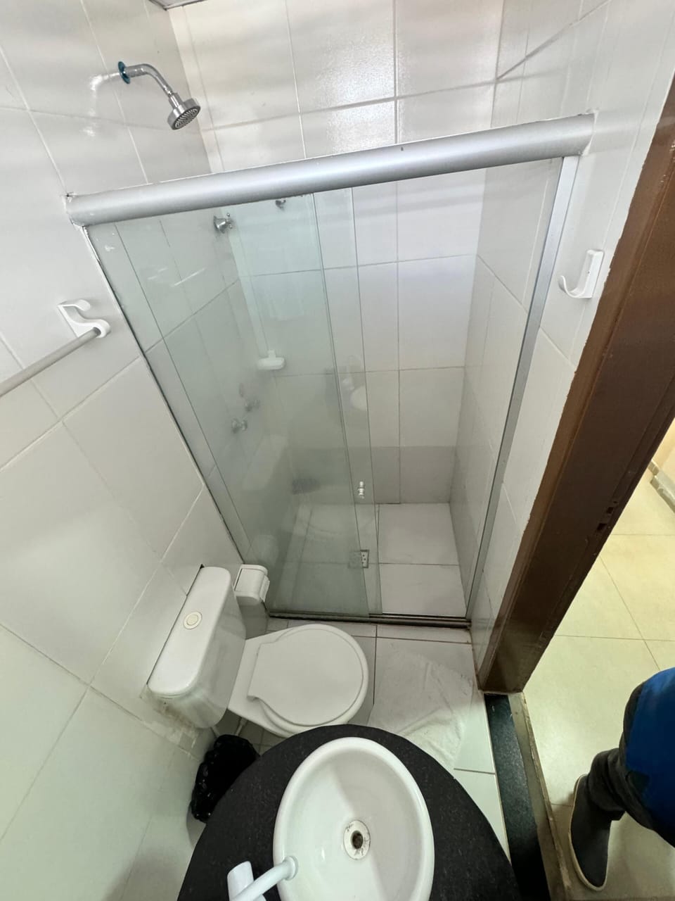 Shower, free toiletries, towels