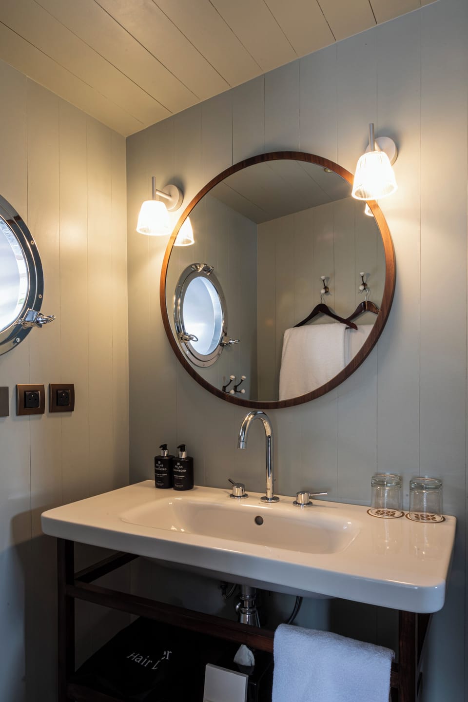 Panoramic Suite | Bathroom | Eco-friendly toiletries, hair dryer, bathrobes, slippers