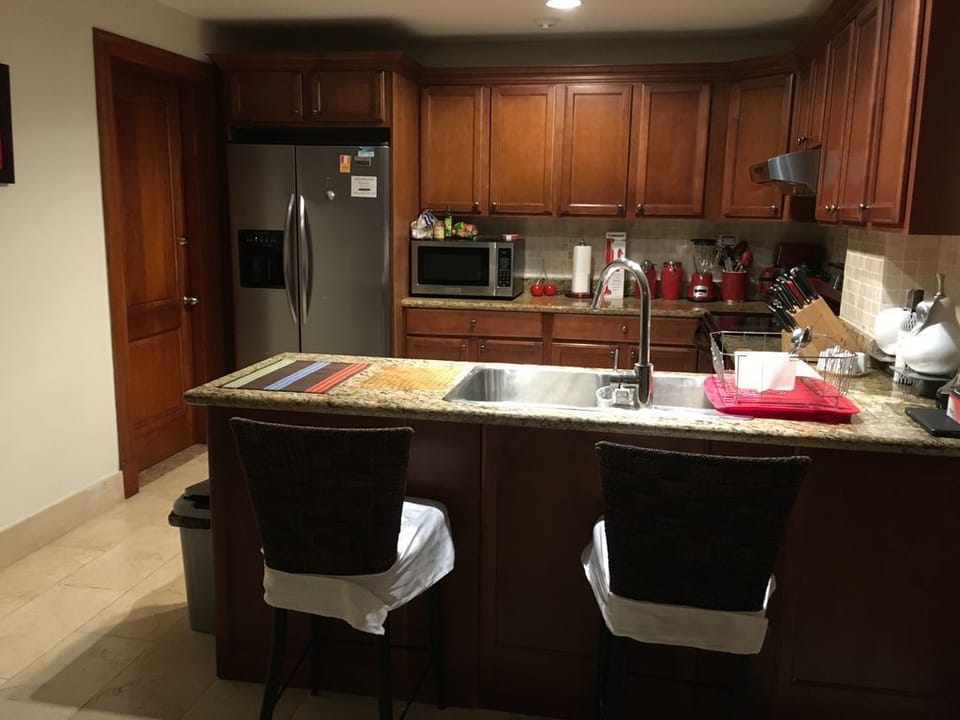 Luxury Apartment, 2 Bedrooms, Marina View,  Jacuzzi and Housekeeping Included | Private kitchen | Full-size fridge, microwave, oven, stovetop