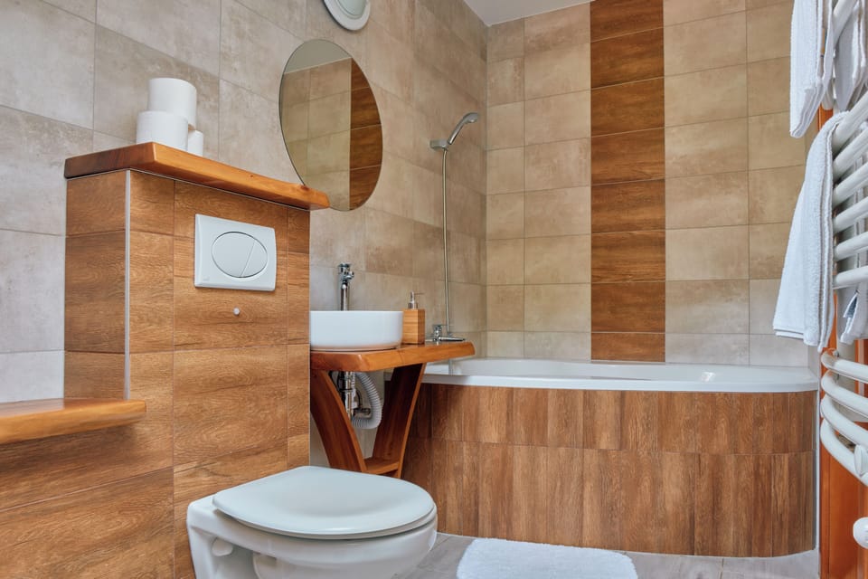 Standard Room | Bathroom | Hair dryer, towels, soap, shampoo