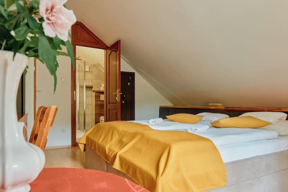Standard Room | In-room safe, desk, blackout drapes, iron/ironing board
