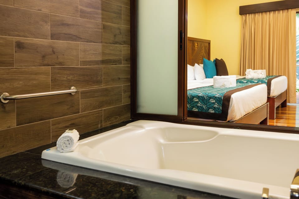 Family Junior Suite | Bathroom | Combined shower/tub, rainfall showerhead, free toiletries, hair dryer