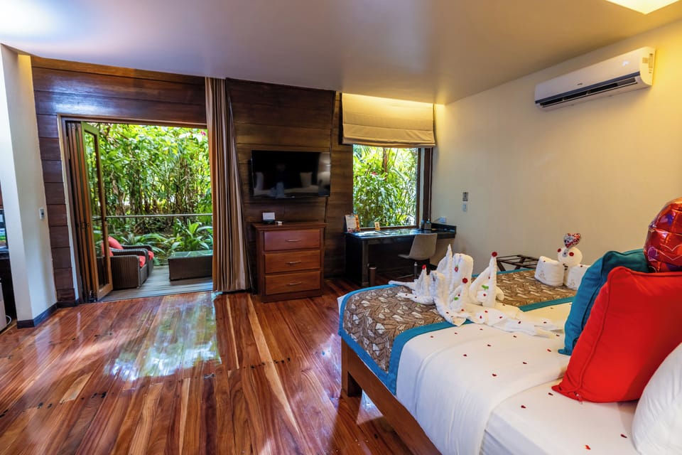 Junior Suite | Memory foam beds, minibar, in-room safe, iron/ironing board