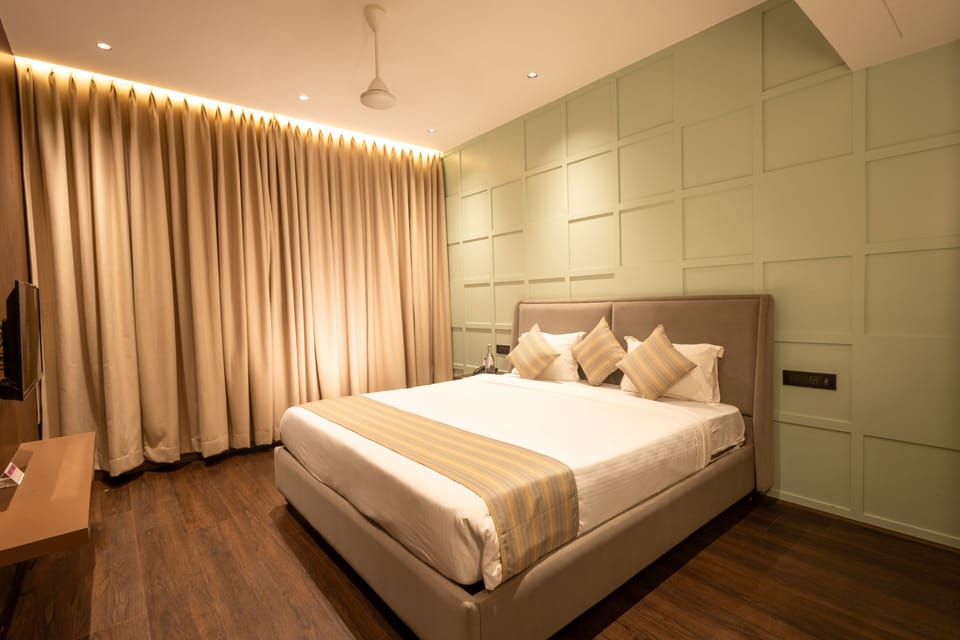 Luxury Room, City View | Laptop workspace, soundproofing, WiFi (free), individually furnished