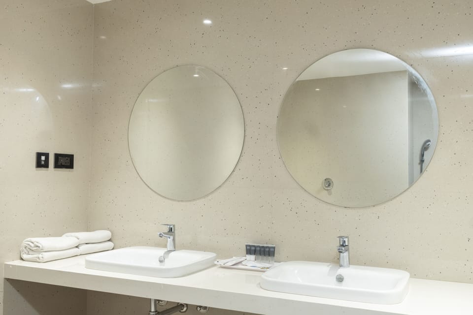 Luxury Room, City View | Bathroom | Towels