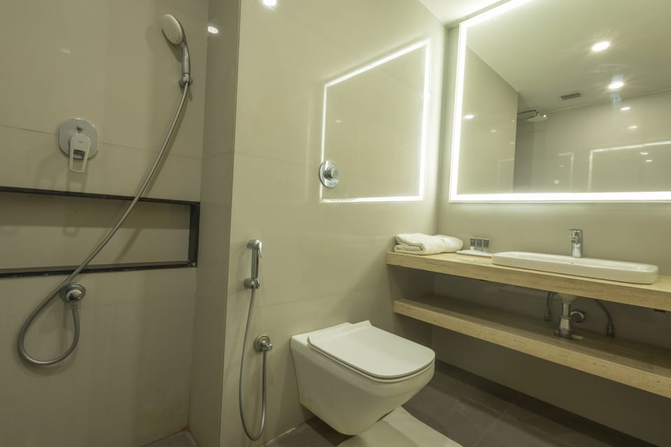 Deluxe Room, City View | Bathroom | Towels