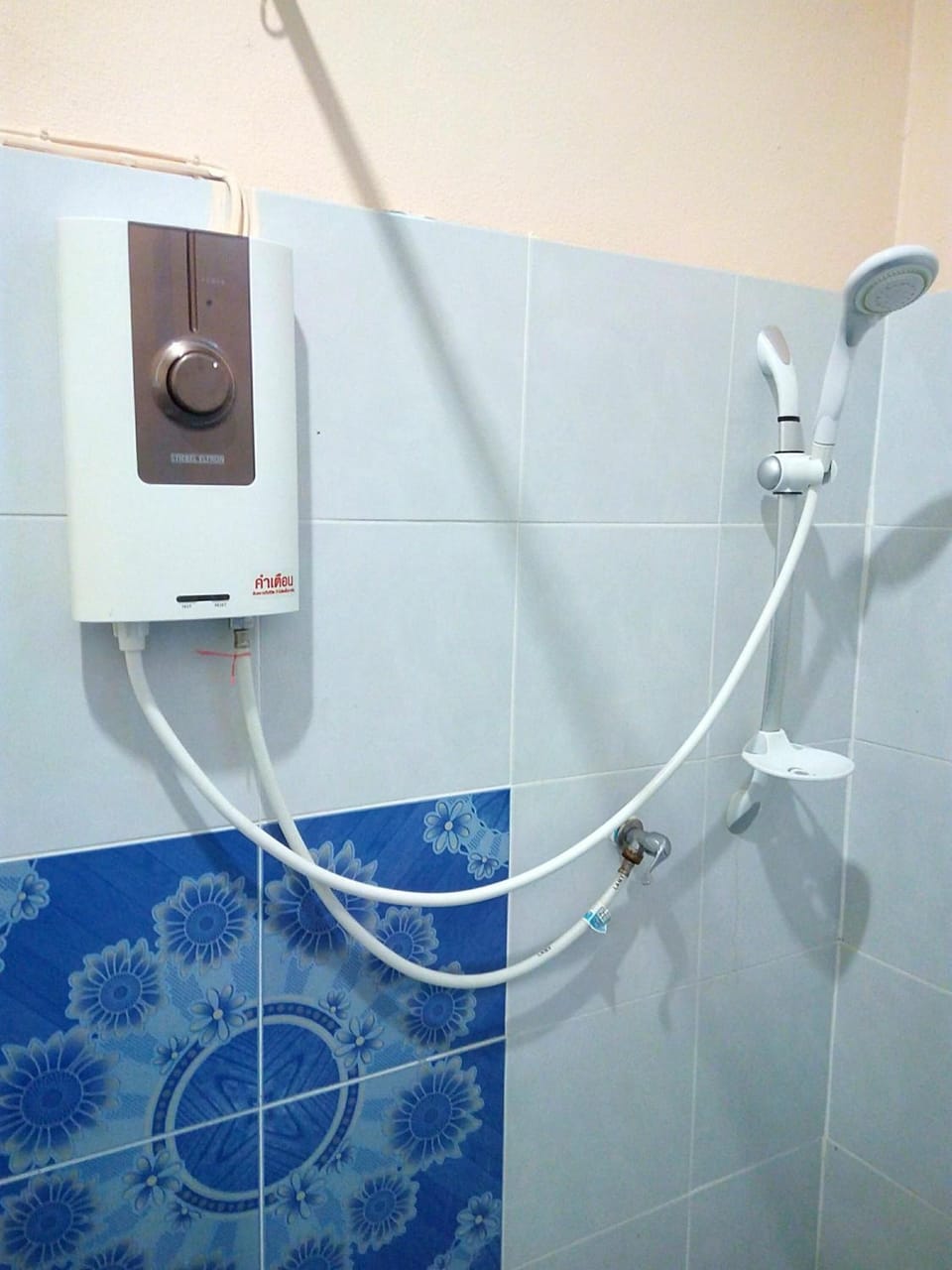 Shower, free toiletries, towels