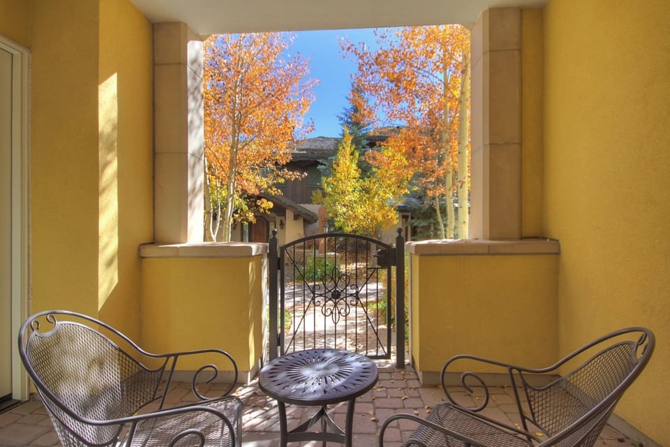 Condo, 2 Bedrooms | Property grounds
