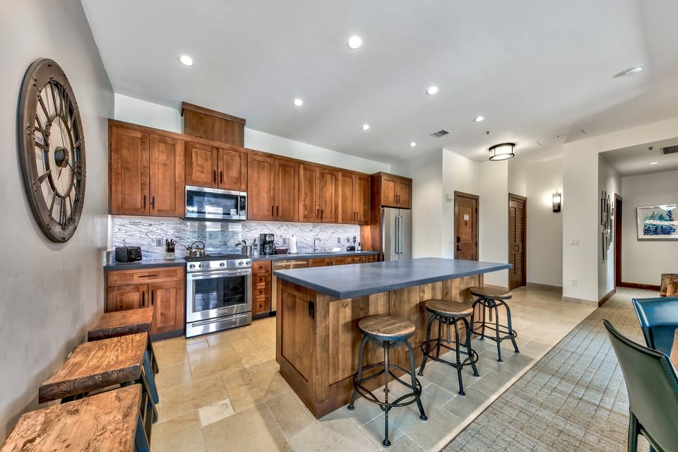 Condo, 3 Bedrooms | Private kitchen | Full-size fridge, microwave, oven, stovetop