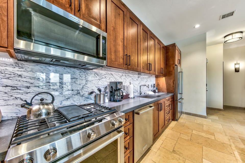 Condo, 3 Bedrooms | Private kitchen | Full-size fridge, microwave, oven, stovetop