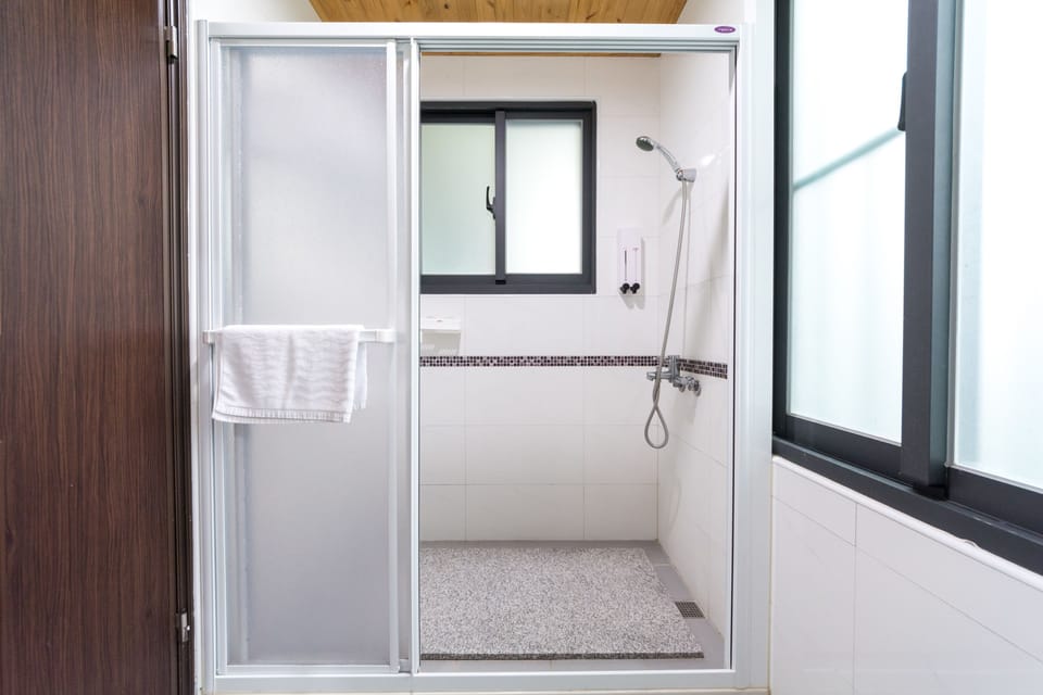 Family Quadruple Room | Bathroom shower