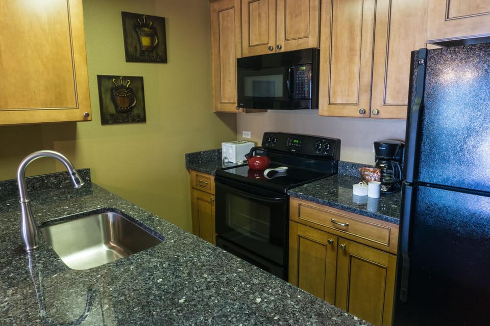 Studio | Private kitchen | Full-size fridge, microwave, oven, stovetop