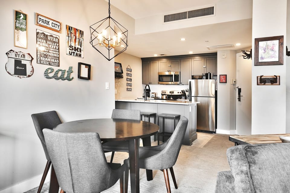 Condo, 2 Bedrooms | Dining