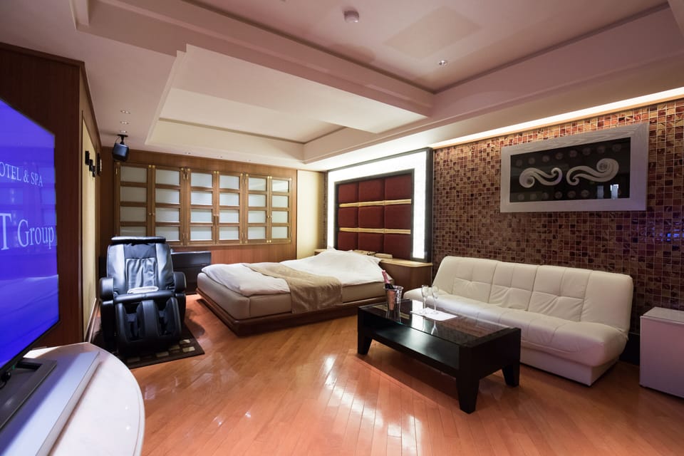 Down comforters, free minibar items, in-room safe