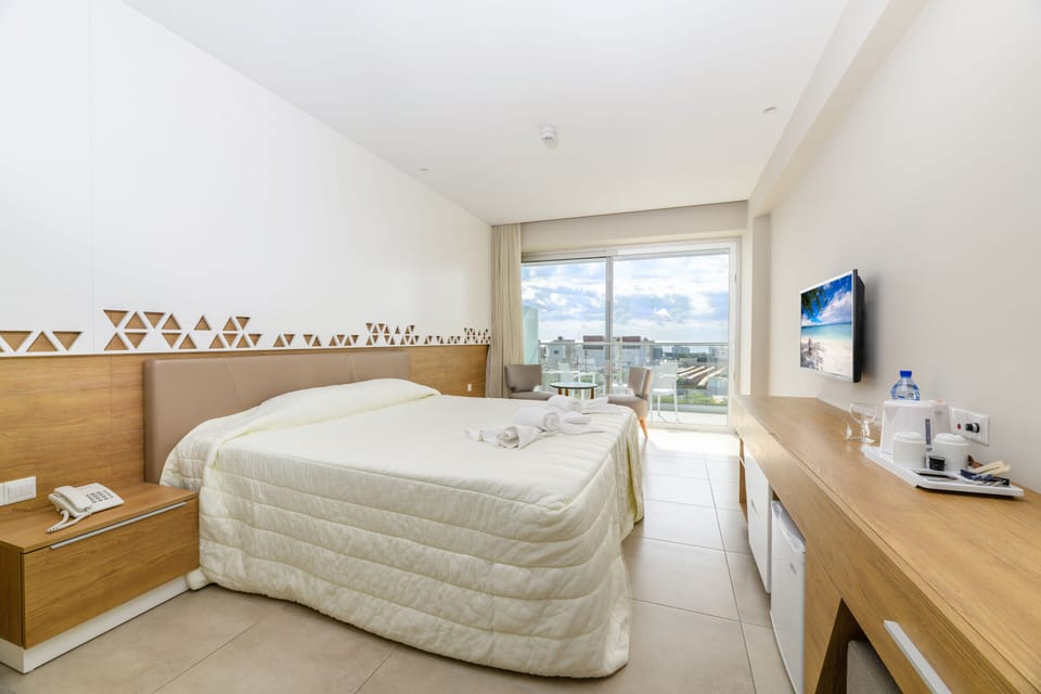 Superior Double Room, Sea View | In-room safe, soundproofing, iron/ironing board, WiFi (free)