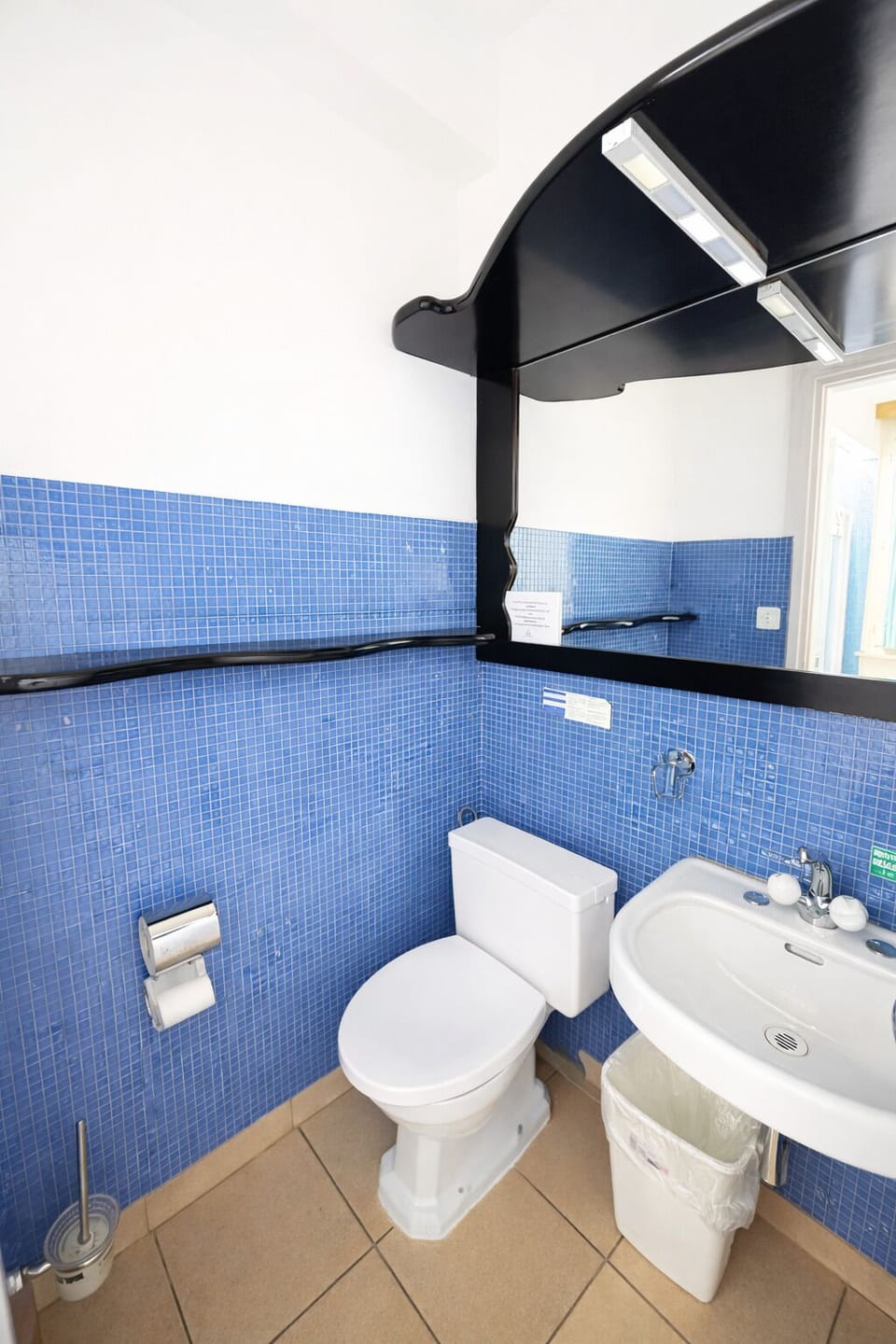 Single Room | Bathroom | Shower, free toiletries, hair dryer, towels