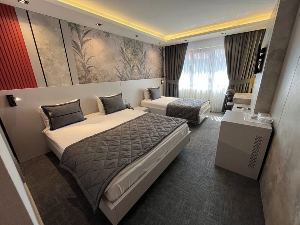 Family Room | Minibar, in-room safe, desk, soundproofing
