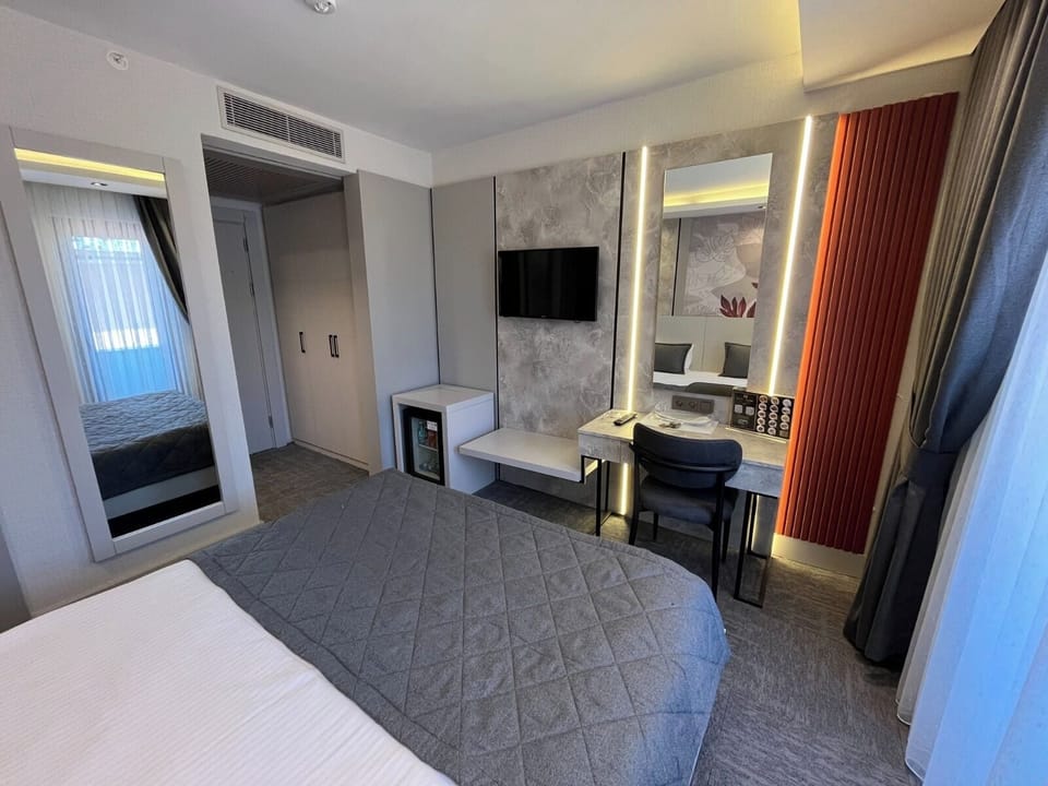 Deluxe Double Room | Minibar, in-room safe, desk, soundproofing