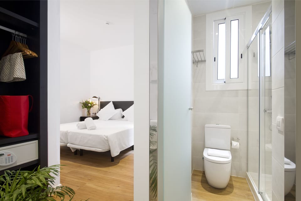 Standard Double or Twin Room | Bathroom | Shower, free toiletries, hair dryer, towels