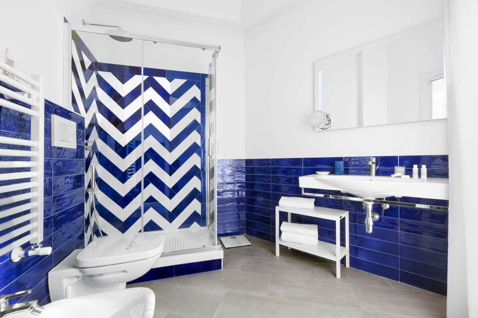 Deluxe Double Room | Bathroom | Shower, rainfall showerhead, free toiletries, hair dryer