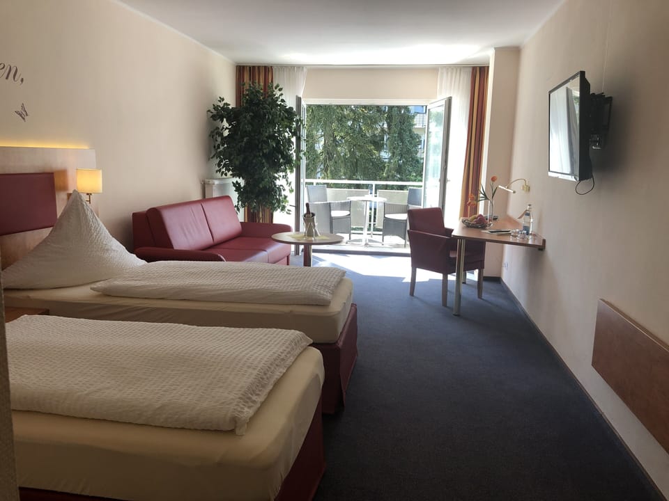 Comfort Double Room, Balcony | Hypo-allergenic bedding, individually decorated, desk, blackout drapes
