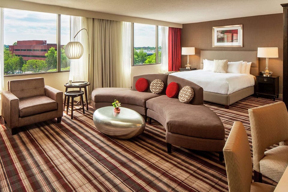 Junior Suite, 1 King Bed, Accessible (Roll-in Shower) | Living area | 40-inch LCD TV with cable channels, TV, pay movies