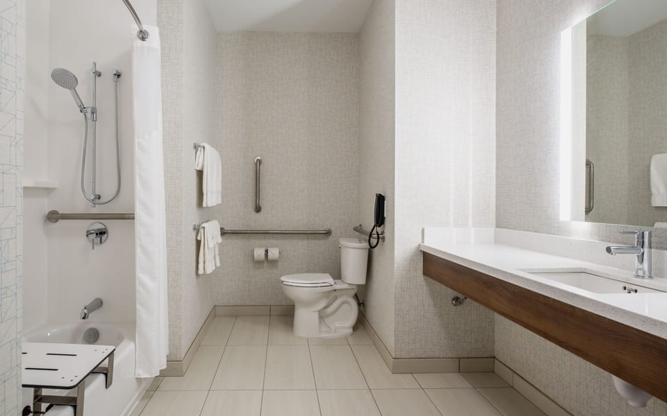 Standard Room, 1 King Bed, Mobility Accessible, Non Smoking (Mobility, Communications) | Bathroom | Hair dryer, towels