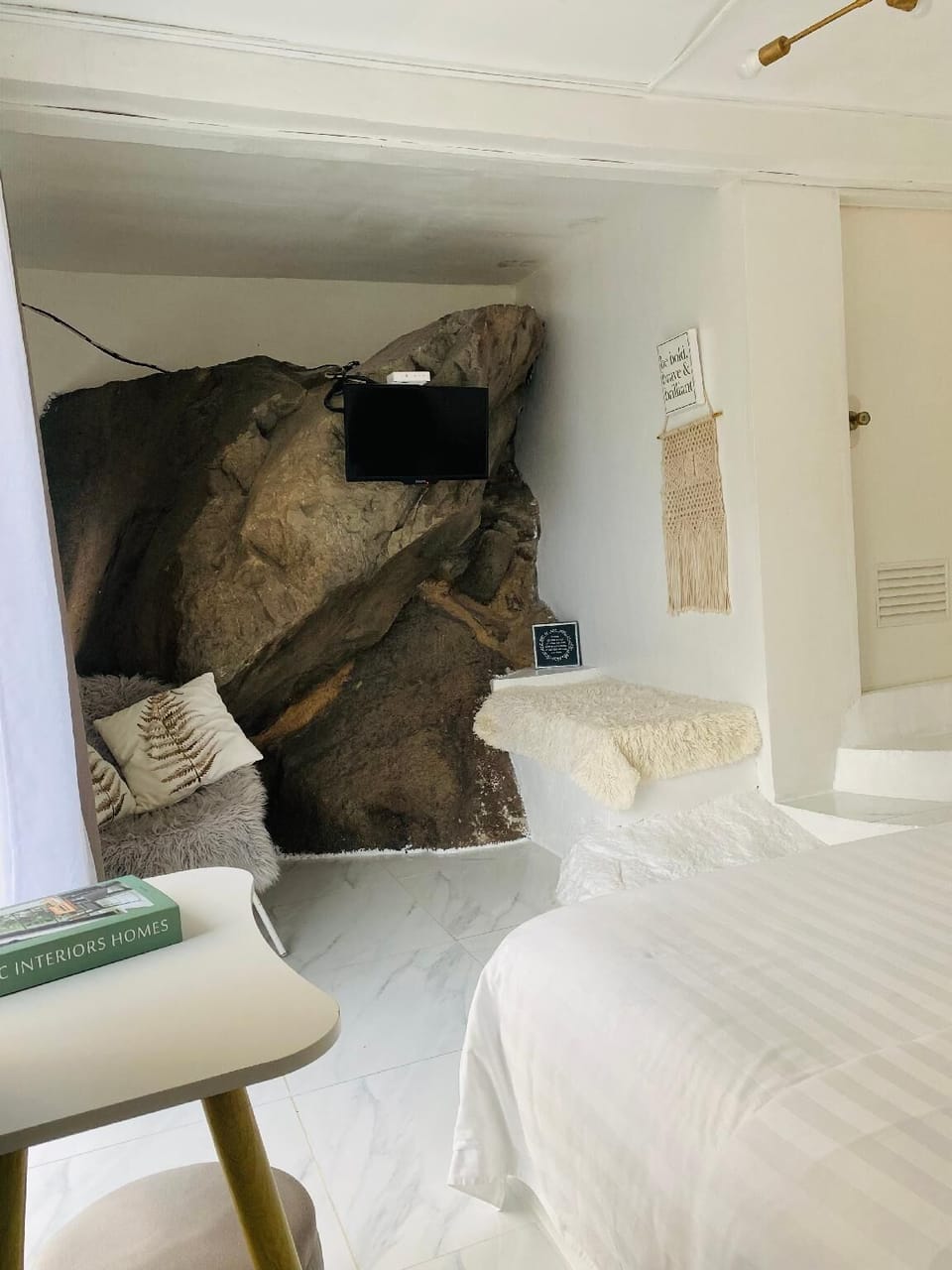 Lava Room | Egyptian cotton sheets, premium bedding, down comforters, pillowtop beds