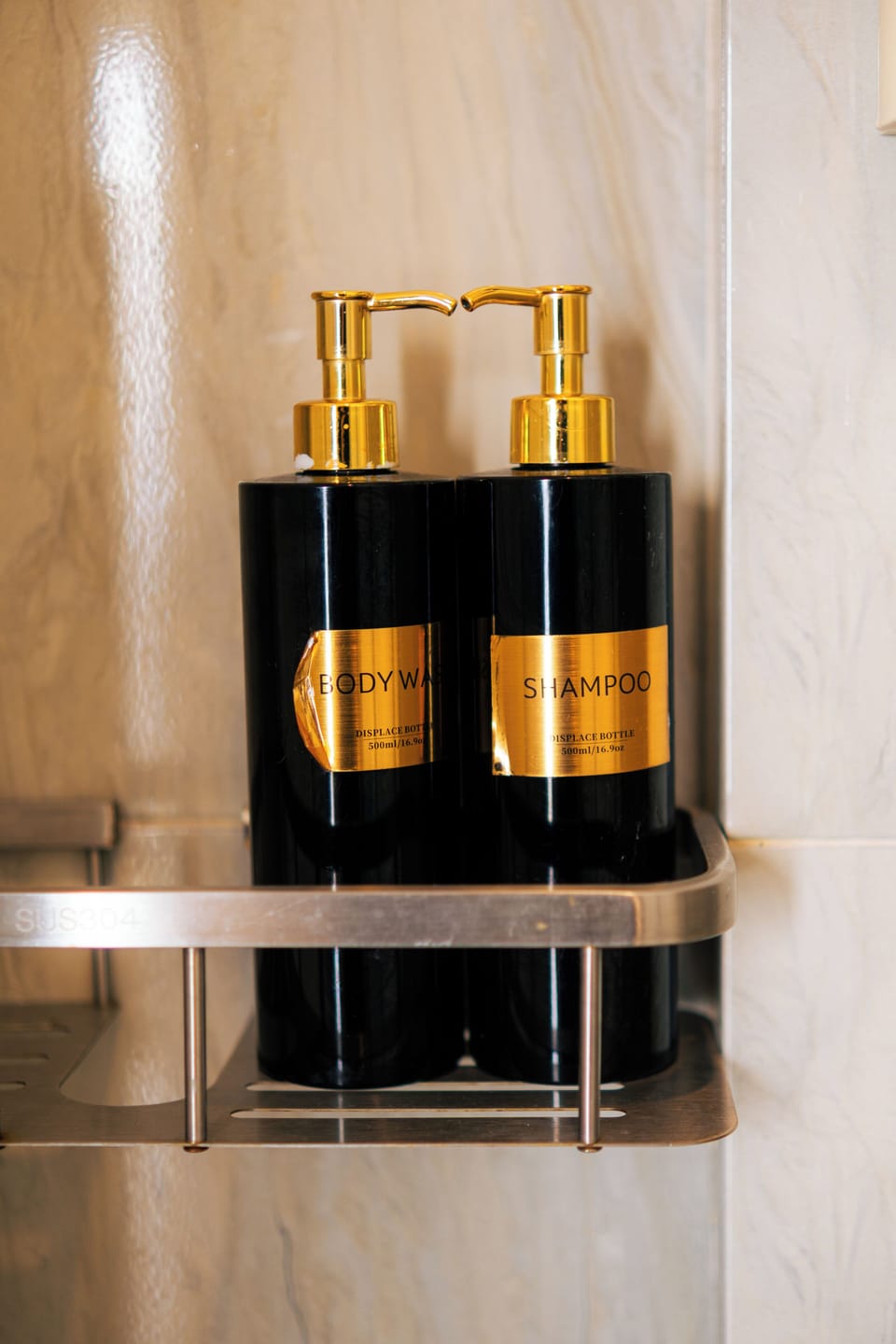 Grand Tiki Villa | Bathroom | Shower, free toiletries, hair dryer, bathrobes