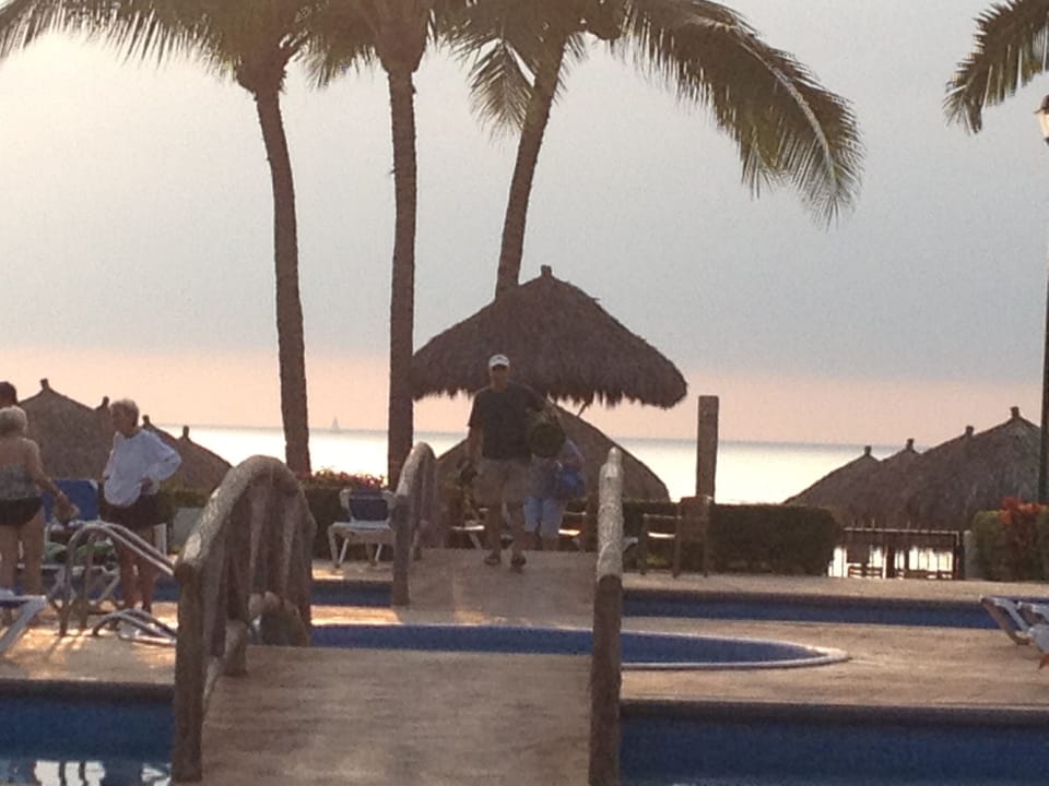  Jacuzzi and beach on the back 