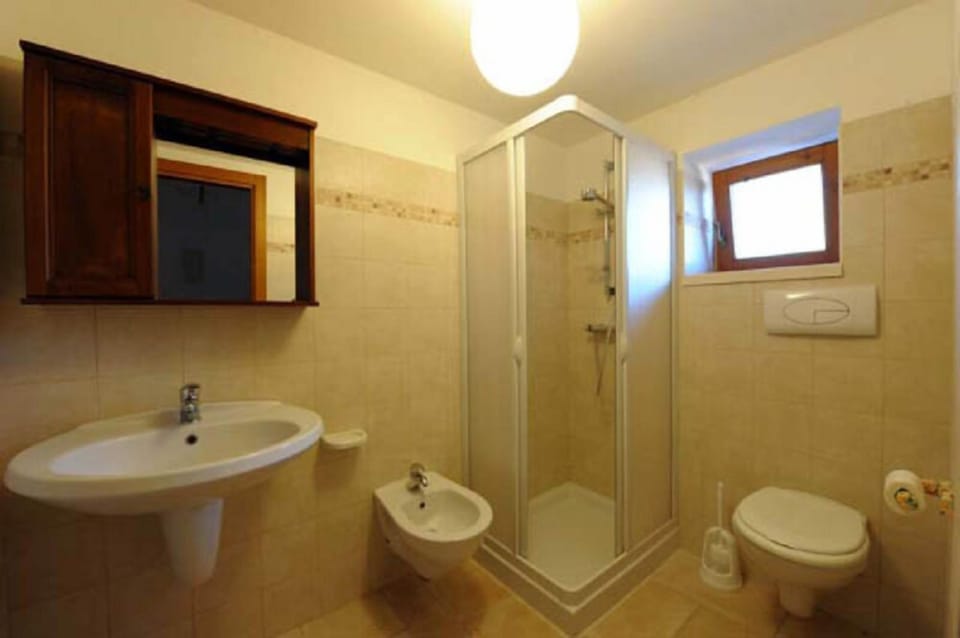 Traditional Chalet, 1 Queen Bed, Hill View, Garden Area | Bathroom | Shower, rainfall showerhead, free toiletries, hair dryer